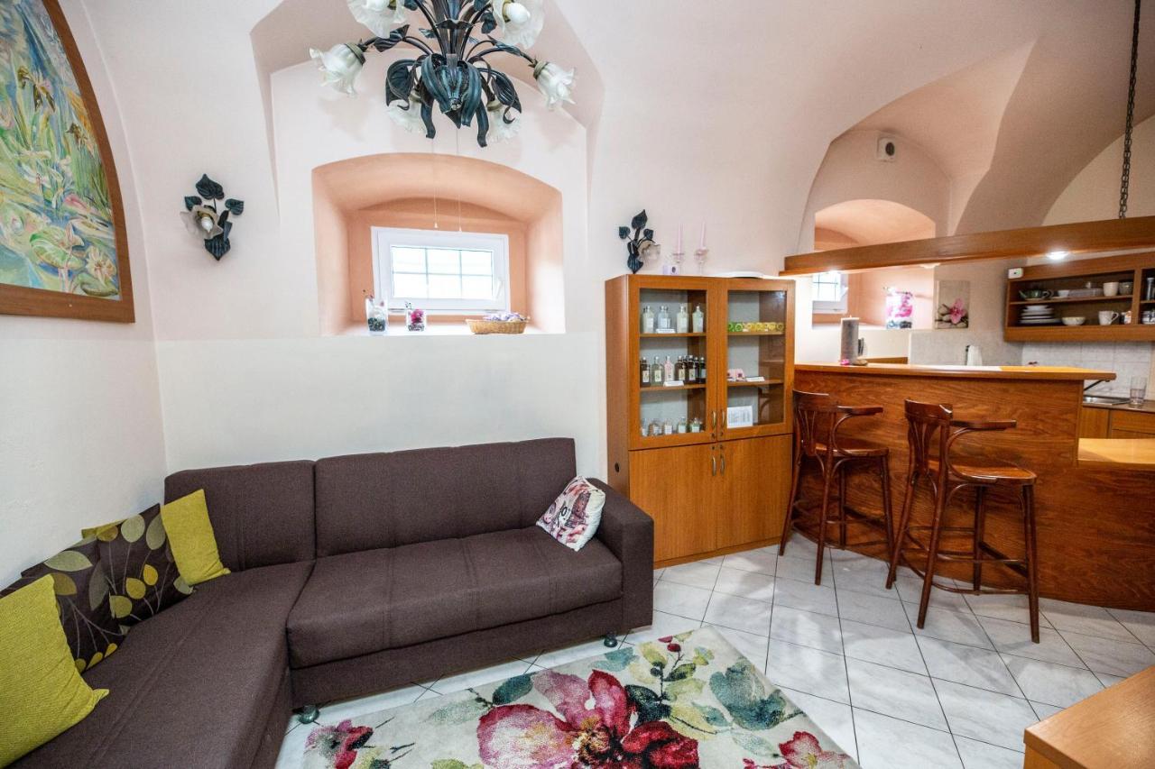 Lovecky Zamecek Buchlovice Buitenkant foto